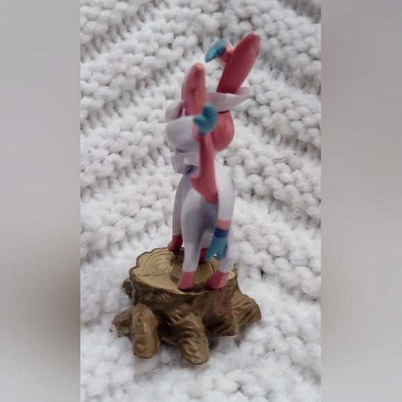 Pokemon Sylveon Collectible Figure 2013 Pokemon TCG Sylveon Collection Box - Picture 2 of 5